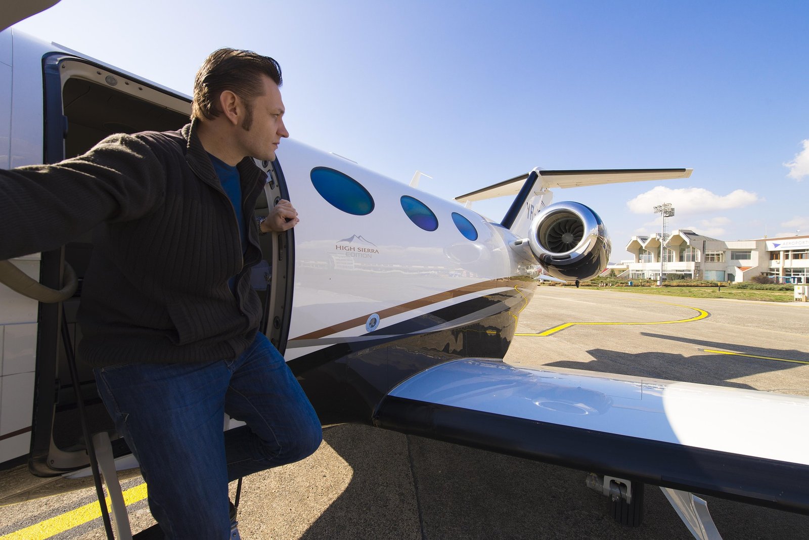 How Can Assistants Plan Airport Transfers That Stay Private And On Schedule?